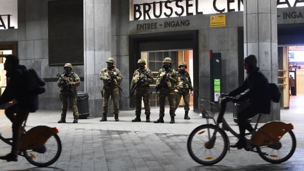 Soldiers stand guard in front of the central train station on November 22, 2015 in Brussels, as the Belgian capital remained on the highest security alert level over fears of a Paris-style attack. - Sputnik International
