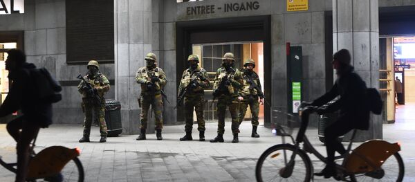Soldiers stand guard in front of the central train station on November 22, 2015 in Brussels, as the Belgian capital remained on the highest security alert level over fears of a Paris-style attack. - Sputnik International