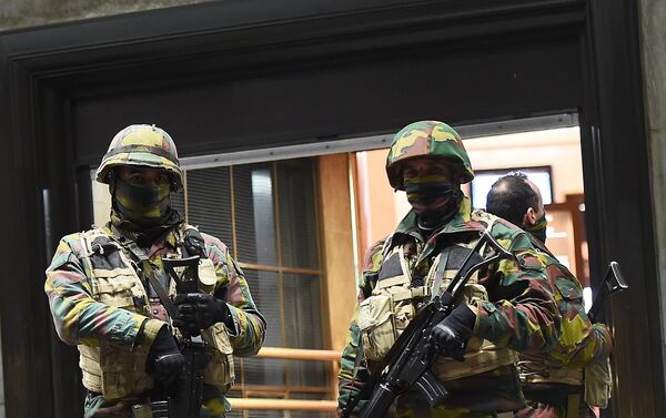 Soldiers stand guard in front of the central train station on November 22, 2015 in Brussels, as the Belgian capital remained on the highest security alert level over fears of a Paris-style attack. - Sputnik International
