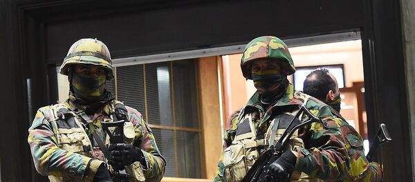 Soldiers stand guard in front of the central train station on November 22, 2015 in Brussels, as the Belgian capital remained on the highest security alert level over fears of a Paris-style attack. - Sputnik International