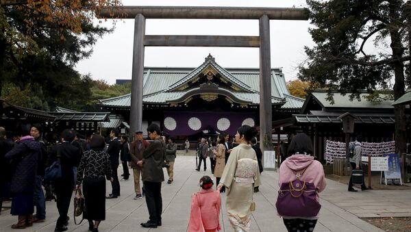 People walk near the main shrine after a blast at the precinct of the Yasukuni shrine in Tokyo, Japan, November 23, 2015 - Sputnik International