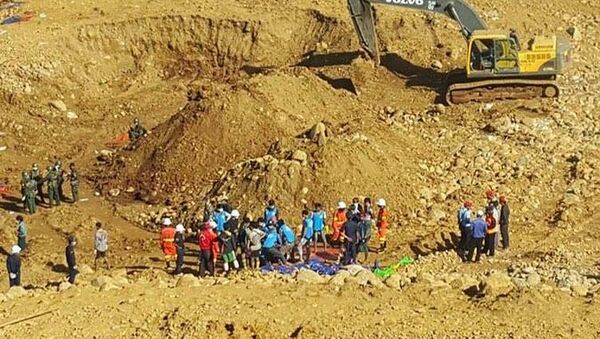 Soldiers and rescue workers search for the bodies of miners killed in a landslide in a jade mining area in Hpakhant, in Myanmar's Kachin state on November 22, 2015 - Sputnik International