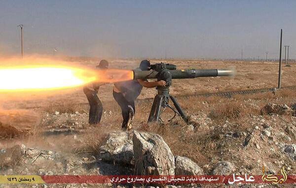 In this picture released on June 26, 2015, by a website of Islamic State militants, Islamic State militants fire an anti-tank missile in Hassakeh, northeast Syria In this picture released on June 26, 2015, by a website of Islamic State militants, Islamic State militants fire an anti-tank missile in Hassakeh, northeast Syria - Sputnik International