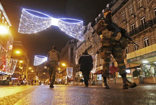 Belgian soldiers and police patrol in central Brussels on November 22, 2015, after security was tightened in Belgium following the fatal attacks in Paris Belgian soldiers and police patrol in central Brussels on November 22, 2015, after security was tightened in Belgium following the fatal attacks in Paris - Sputnik International