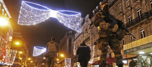 Belgian soldiers and police patrol in central Brussels on November 22, 2015, after security was tightened in Belgium following the fatal attacks in Paris - Sputnik International