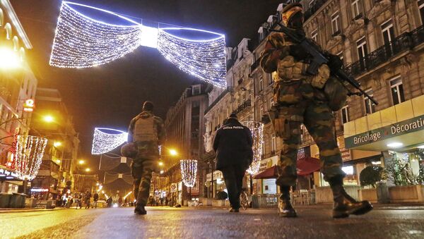 Belgian soldiers and police patrol in central Brussels on November 22, 2015, after security was tightened in Belgium following the fatal attacks in Paris - Sputnik International