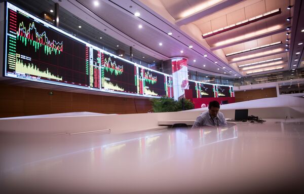 A man works on the trading floor at the Shanghai Stock Exchange in the Lujiazui Financial district of Shanghai on September 22, 2015 A man works on the trading floor at the Shanghai Stock Exchange in the Lujiazui Financial district of Shanghai on September 22, 2015 - Sputnik International