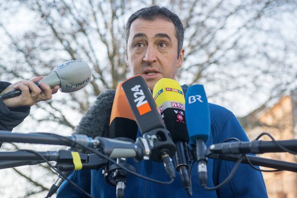 Green Party co-chairman Cem Ozdemir gives a statement in Berlin, Sunday Jan. 18, 2015 Green Party co-chairman Cem Ozdemir gives a statement in Berlin, Sunday Jan. 18, 2015 - Sputnik International