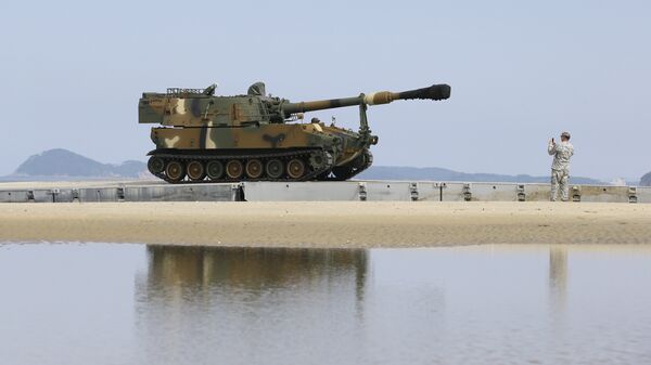 South Korean army's K-55 self-propelled artillery vehicle is deployed on U.S. military's 560-meter temporary trident pier from a barge during a Combined Joint Logistics Over-the-Shore exercise of U.S. and South Korea Combined Forces Command at the Anmyeon beach in Taean, South Korea, Monday, July 6, 2015 - Sputnik International