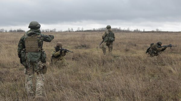 US special forces instructor, left, trains Ukrainian soldiers at the military training ground in Ukraine's Khmelnitsk region. File photo - Sputnik International