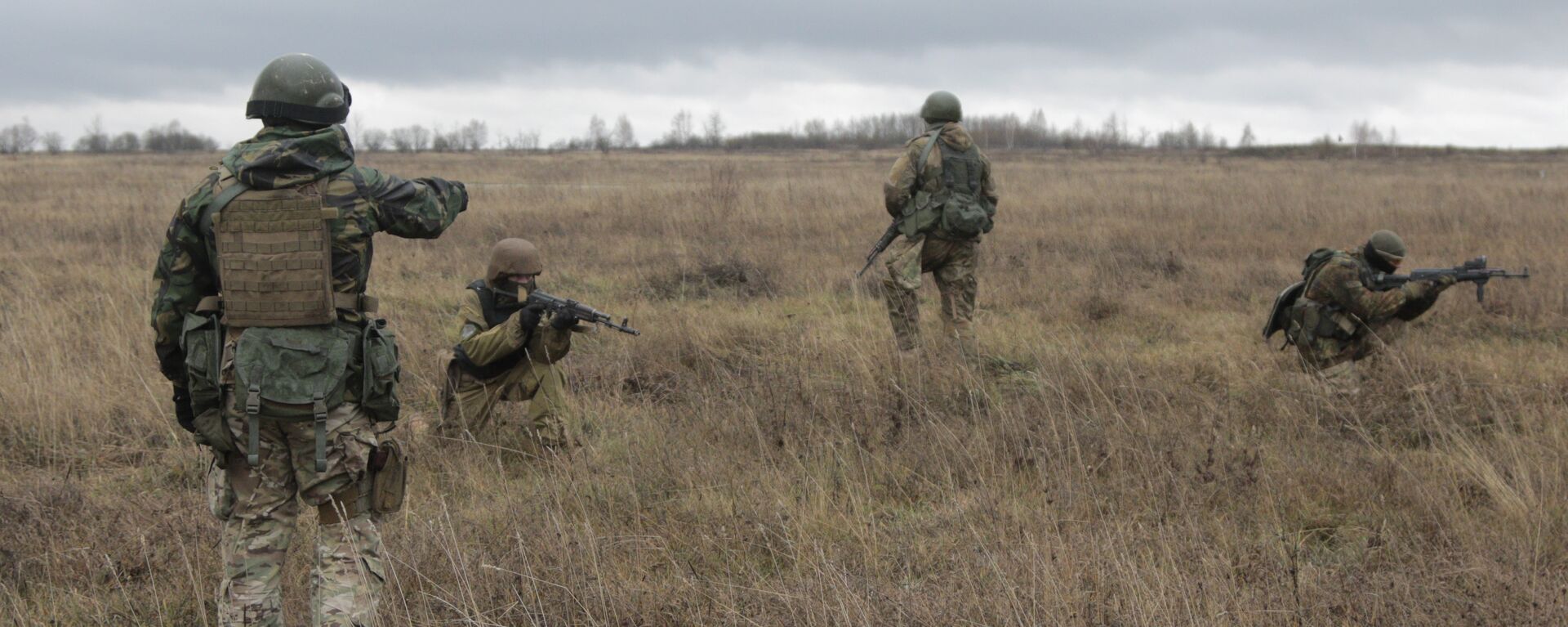 (File) US special forces instructor, left, trains Ukrainian soldiers at the military training ground in Ukraine's Khmelnitsk region Saturday, Nov. 21, 2015 - Sputnik International, 1920, 16.01.2023