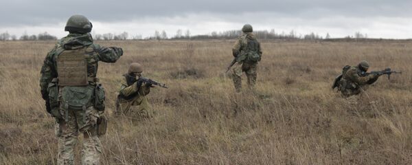 US special forces instructor, left, trains Ukrainian soldiers at the military training ground in Ukraine's Khmelnitsk region. File photo US special forces instructor, left, trains Ukrainian soldiers at the military training ground in Ukraine's Khmelnitsk region. File photo - Sputnik International