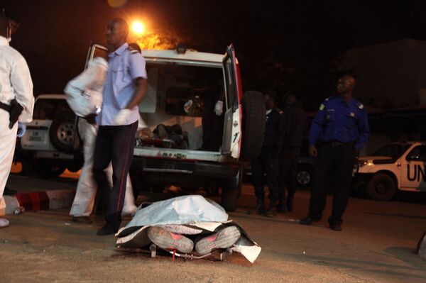 The body of a victim in front of the Radisson Blu hotel after an attack by gunmen on the hotel in Bamako, Mali, Friday, Nov. 20, 2015 - Sputnik International
