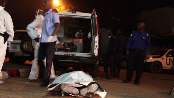 The body of a victim in front of the Radisson Blu hotel after an attack by gunmen on the hotel in Bamako, Mali, Friday, Nov. 20, 2015 - Sputnik International