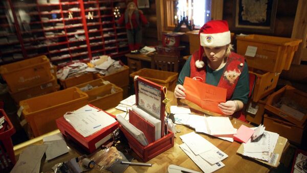 Santa's busy helper opening children's letters from all over the world in Santa Claus' Main Post Office at the Arctic Circle near Rovaniemi, Finnish Lapland - Sputnik International