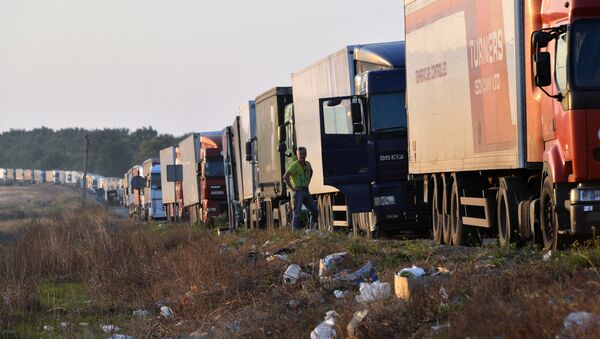 File photo of a man waits next to his truck near to the border crossing point at Kalanchak, on September 20, 2015 - Sputnik International