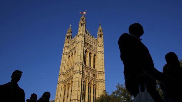 People are silhouetted against sky as they walk past the Houses of Parliament in central London, Britain October 26, 2015. - Sputnik International