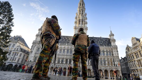 Soldiers and police patrol on Brussels' Grand Place as the Belgian capital remains on the highest possible alert level on November 23, 2015 - Sputnik International