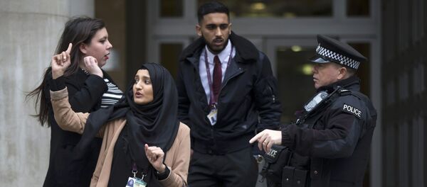 A group of people report a suspicious package to an armed police officer outside the Ministry of Defence in London, Britain November 18, 2015 - Sputnik International