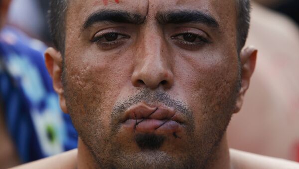 A migrant with his mouth sewn shut in protest sits at the border with Greece near the village of Gevgelija, Macedonia November 23, 2015. - Sputnik International