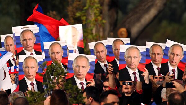 Belgrade residents hold portraits of Russian President Vladimir Putin - Sputnik International