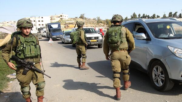 Israeli soldiers man a checkpoint at one of the entrances of the West Bank city of Hebron, on November 23, 2015 - Sputnik International
