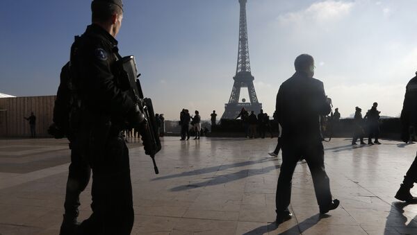 French police officers patrol near the Eiffel Tower, in Paris. - Sputnik International