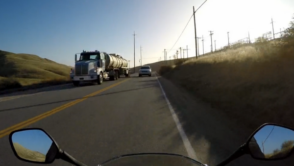 Biker Has Close Call on California Highway - Sputnik International