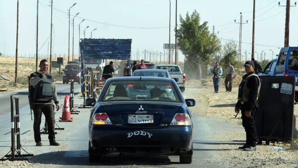 Egyptian police inspect cars at a checkpoint in North Sinai on January 31, 2015 - Sputnik International