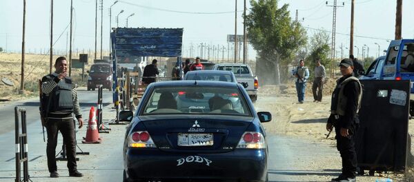 Egyptian police inspect cars at a checkpoint in North Sinai on January 31, 2015 Egyptian police inspect cars at a checkpoint in North Sinai on January 31, 2015 - Sputnik International