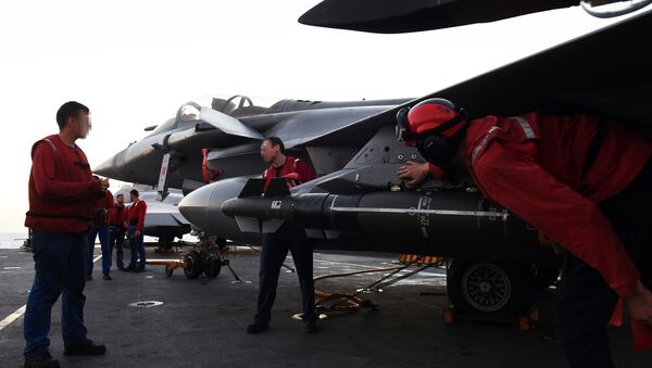 French navy engineers install a missile on a French Rafale fighter aircraft aboard the French Charles-de-Gaulle aircraft carrier, on November 23, 2015 at the eastern Mediterranean sea, as part of operation Chammal in Syria and Irak against the Islamic State group - Sputnik International