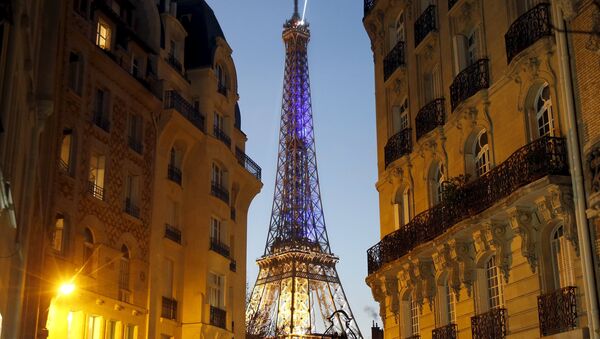 The Eiffel Tower is seen at night in Paris, France, November 23, 2015. - Sputnik International