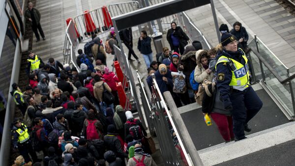 Police organize the line of refugees at on the stairway leading up from the trains arriving from Denmark at the Hyllie train station outside Malmo, Sweden, November 19, 2015. - Sputnik International