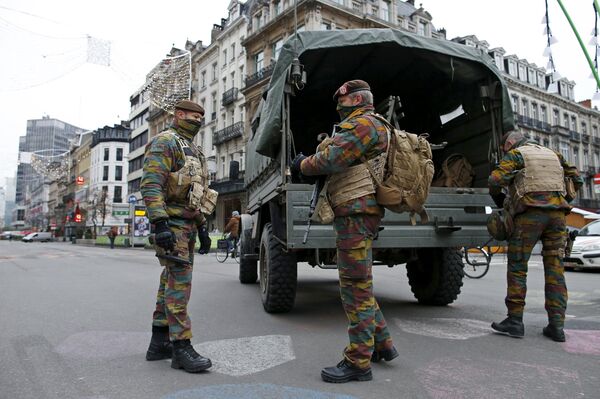 Belgian soldiers patrol in central Brussels as police search the area during a continued high level of security following the recent deadly Paris attacks, Belgium, November 24, 2015 - Sputnik International
