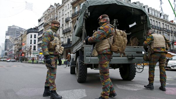 Belgian soldiers patrol in central Brussels as police search the area during a continued high level of security following the recent deadly Paris attacks, Belgium, November 24, 2015 - Sputnik International
