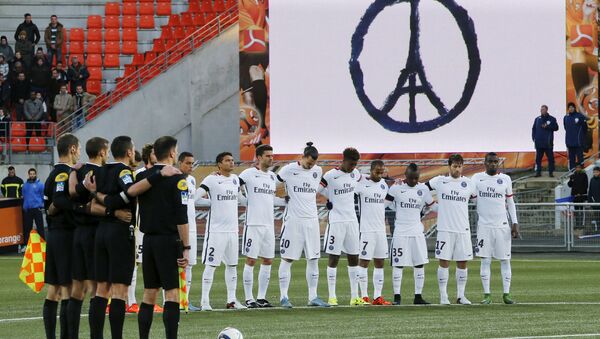Football Soccer - Lorient v Paris St Germain - French Ligue 1 - Moustoir stadium, Lorient, France - 21/11/2015Soccer players of Paris St Germain observe a minute of silence to pay tribute to victims of the Paris attacks, before their French Ligue 1 soccer match against Lorient - Sputnik International