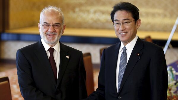 Iraqi Foreign Minister Ibrahim al-Jaafari (L) shakes hands with Japan's Foreign Minister Fumio Kishida before their meeting at the foreign ministry's Iikura guest house in Tokyo, Japan, November 24, 2015 - Sputnik International