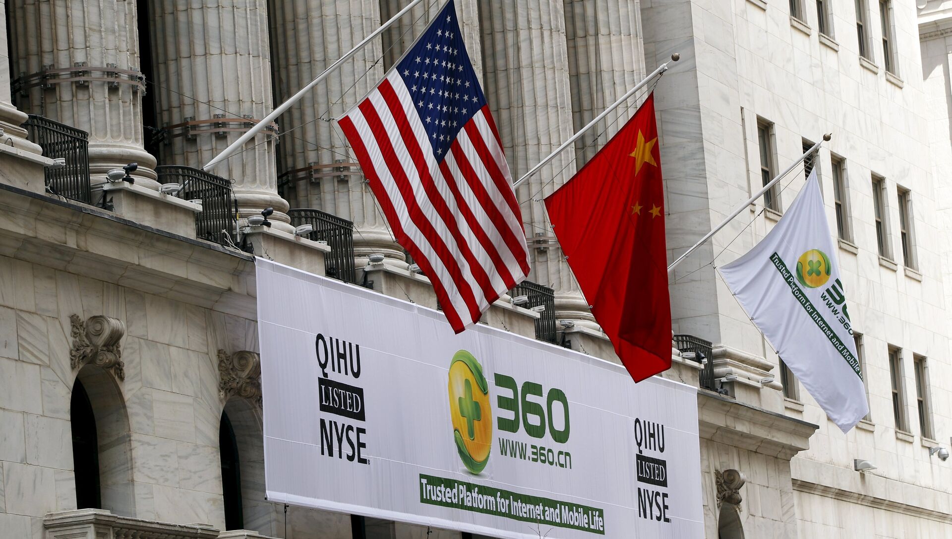 A sign advertising the Qihoo 360 Technology Co Ltd is hung with the U.S. and Chinese flags outside of the New York Stock Exchange before the company's Initial Public Offering (IPO) in New York in this March 30, 2011 file picture - Sputnik International, 1920, 28.07.2021