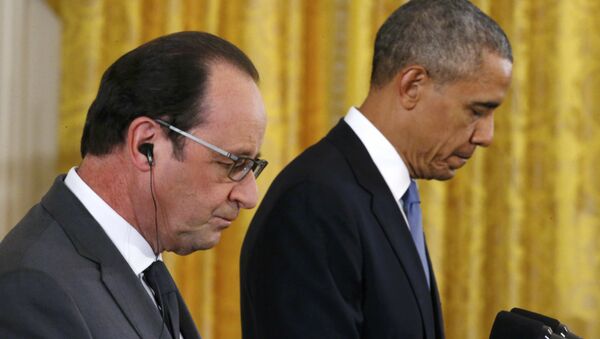 U.S. President Barack Obama (R) and French President Francois Hollande listen during a joint news conference in the East Room of the White House in Washington November 24, 2015 - Sputnik International