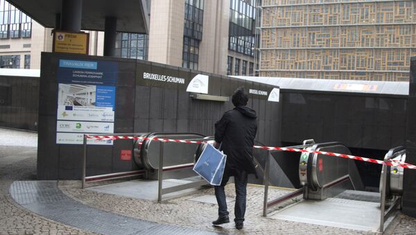 A tourist stops at the blocked entrance of a metro station in Brussels on Saturday, Nov. 21, 2015 - Sputnik International