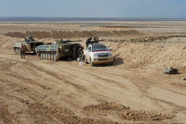 Syrian Arab Army soldiers on combat position near the city of Palmyra Syrian Arab Army soldiers on combat position near the city of Palmyra - Sputnik International