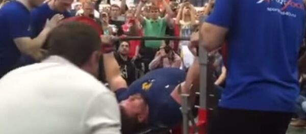 Kirill Sarychev benches 335kg (739 lbs) raw. - Sputnik International