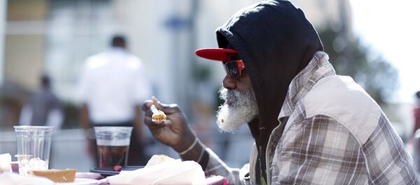 A man eats an early Thanksgiving meal served to the homeless. A man eats an early Thanksgiving meal served to the homeless. - Sputnik International
