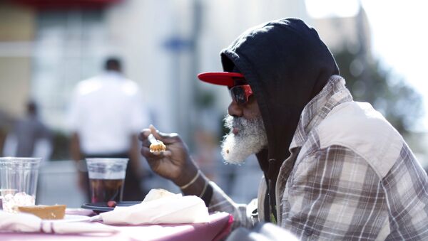A man eats an early Thanksgiving meal served to the homeless. - Sputnik International