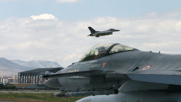 A Turkish F-16 prepares to taxi while another one takes off at 3rd Main Jet Air Base - Sputnik International