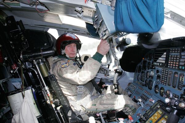 Vladimir Putin in the TU 160 strategic bomber cockpit Vladimir Putin in the TU 160 strategic bomber cockpit - Sputnik International