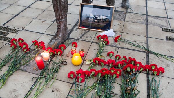 People in Lipetsk lay flowers at monument to aviators - Sputnik International