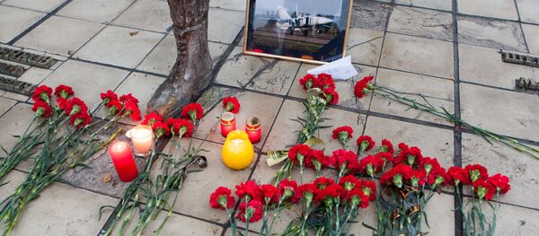 People in Lipetsk lay flowers at monument to aviators - Sputnik International
