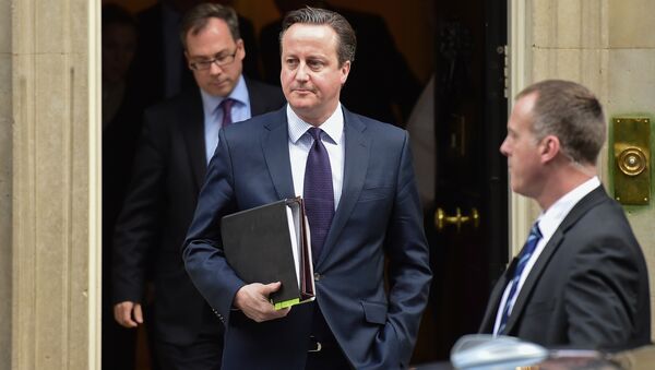British Prime Minister David Cameron (C) leaves 10 Downing Street in central London on November 26, 2015, bound for the Houses of Parliament where he made a statement to back joining international action against Islamic State jihadists following the November 13 attacks in Paris, which killed 130 people. - Sputnik International