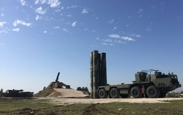 An S-400 air defence missile system is deployed for a combat duty at the Hmeymim airbase to provide security of the Russian air group's flights in Syria - Sputnik International